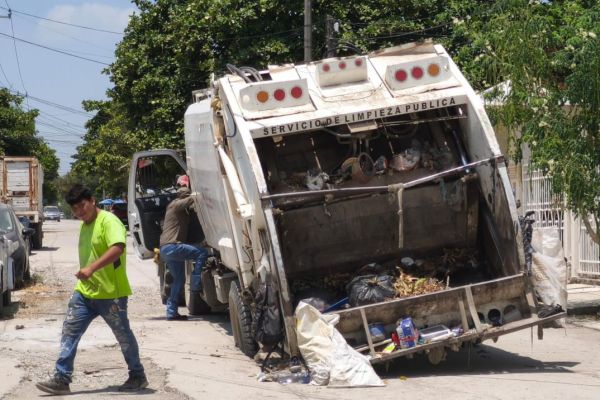 Socavón se ‘traga’ camión de basura en El Mante
