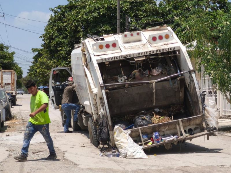 Socavón se ‘traga’ camión de basura en El Mante