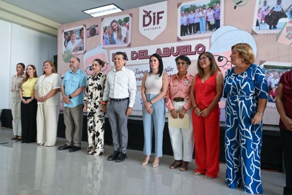 Festejan Lucy y Lalo a las abuelitas de Casas Club del Adulto Mayor