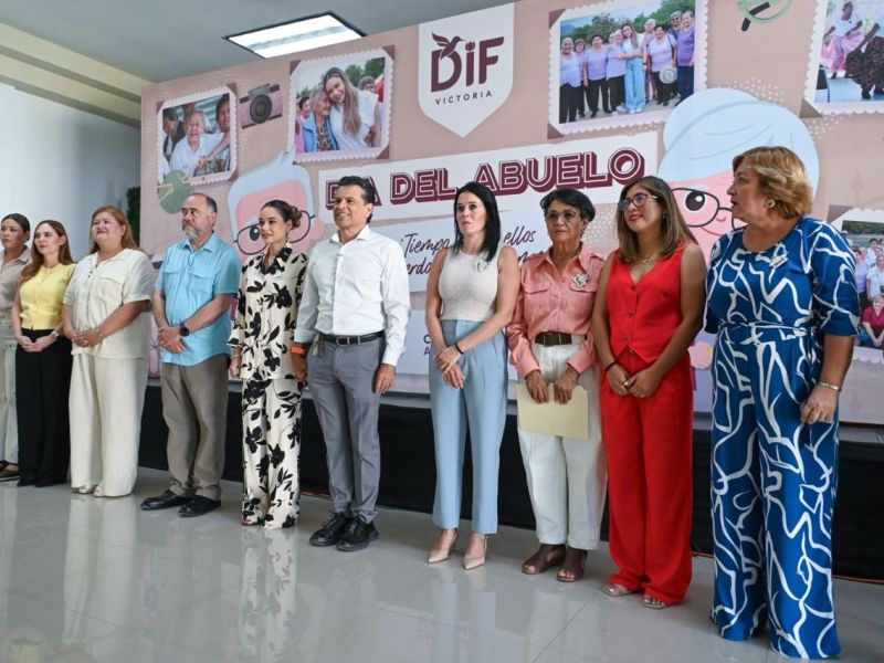 Festejan Lucy y Lalo a las abuelitas de Casas Club del Adulto Mayor