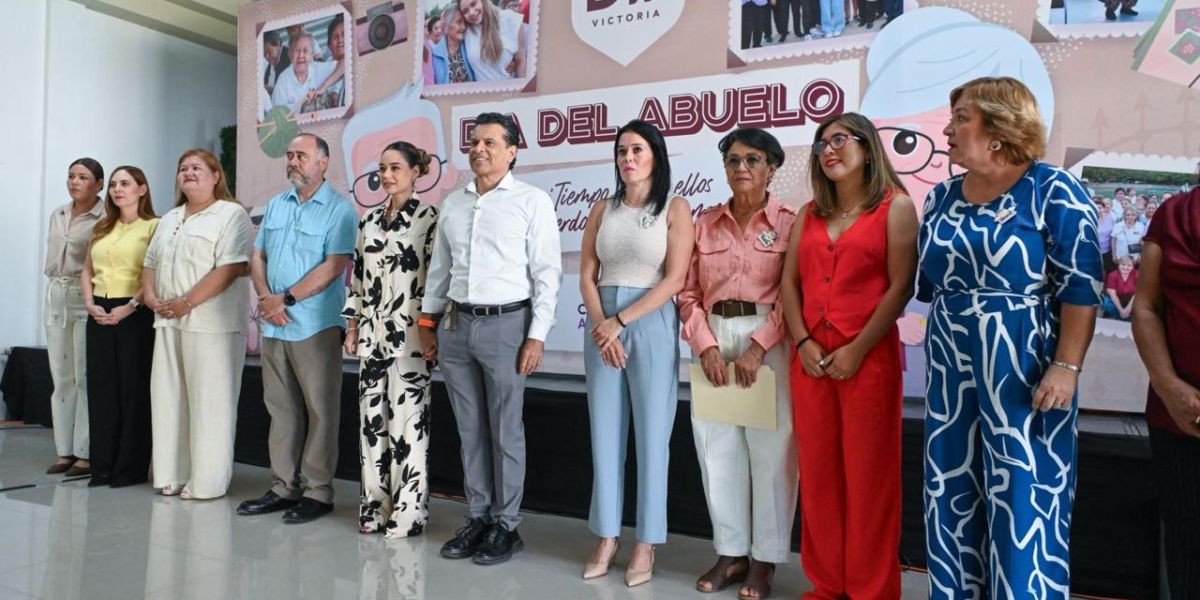Festejan Lucy y Lalo a las abuelitas de Casas Club del Adulto Mayor