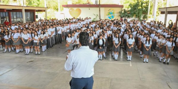 Entrega Lalo Gattás nueva aula en la Prepa Federalizada No. 2
