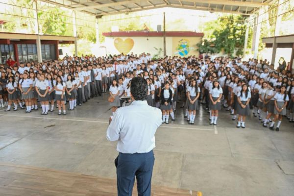 Entrega Lalo Gattás nueva aula en la Prepa Federalizada No. 2