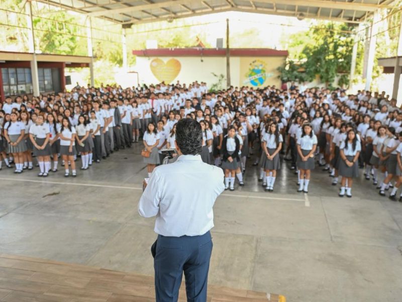 Entrega Lalo Gattás nueva aula en la Prepa Federalizada No. 2