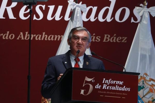 Américo exhibe a su gabinete