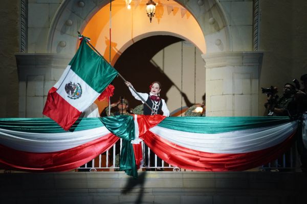 Celebran más de 45 mil neolaredenses grito de independencia junto a Carmen Lilia Canturosas