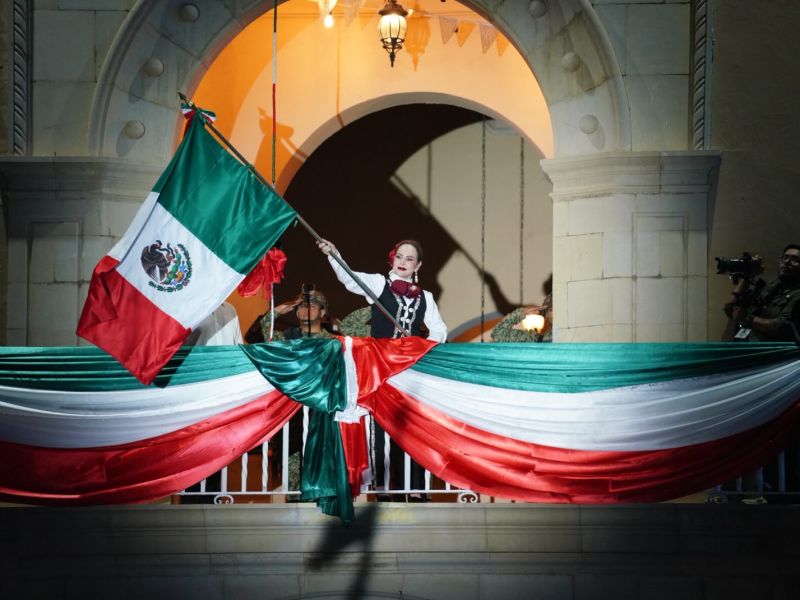 Celebran más de 45 mil neolaredenses grito de independencia junto a Carmen Lilia Canturosas