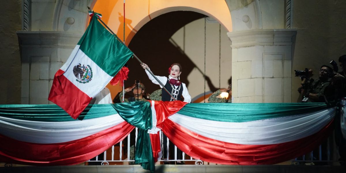 Celebran más de 45 mil neolaredenses grito de independencia junto a Carmen Lilia Canturosas