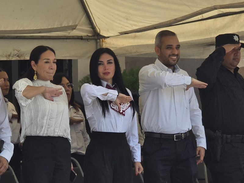 Participa Astrid Sontoya Müller en desfile por la Independencia de México