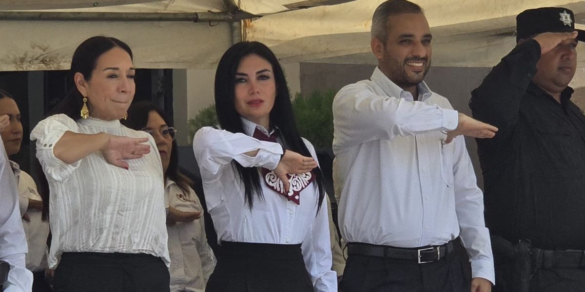 Participa Astrid Sontoya Müller en desfile por la Independencia de México