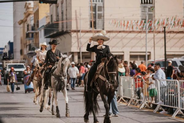 Beto Granados encabeza desfile Cívico Militar por el 216 aniversario de la Independencia de México