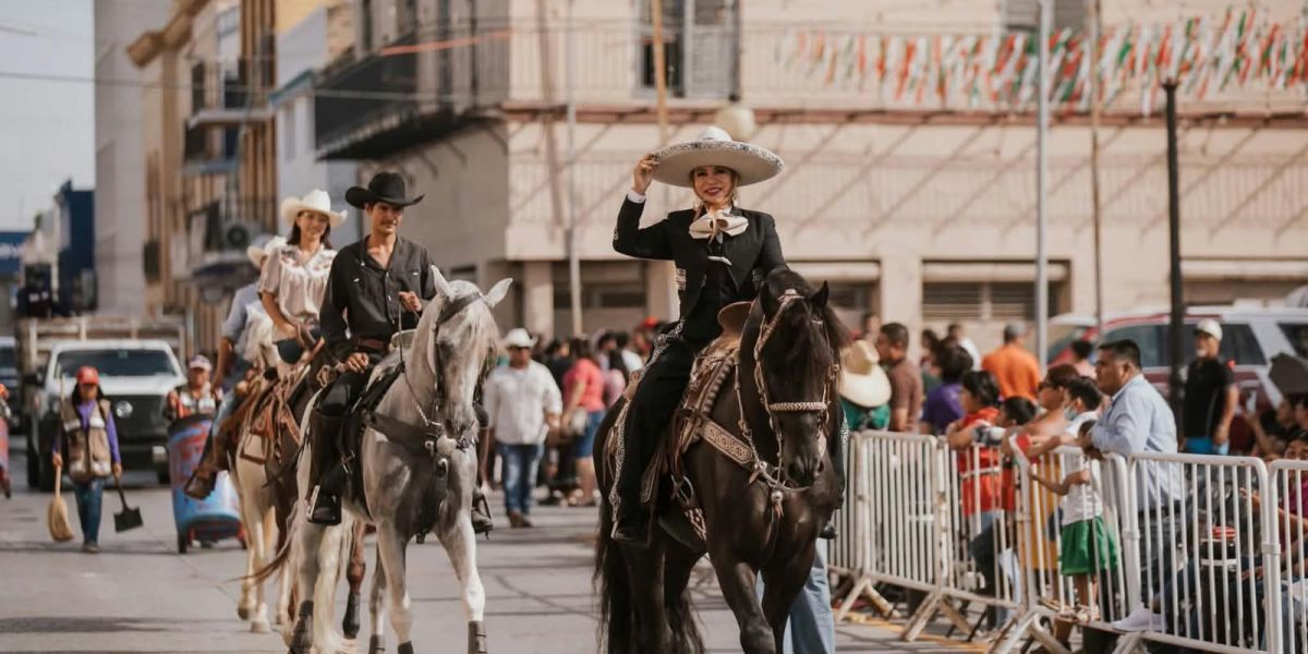 Beto Granados encabeza desfile Cívico Militar por el 216 aniversario de la Independencia de México