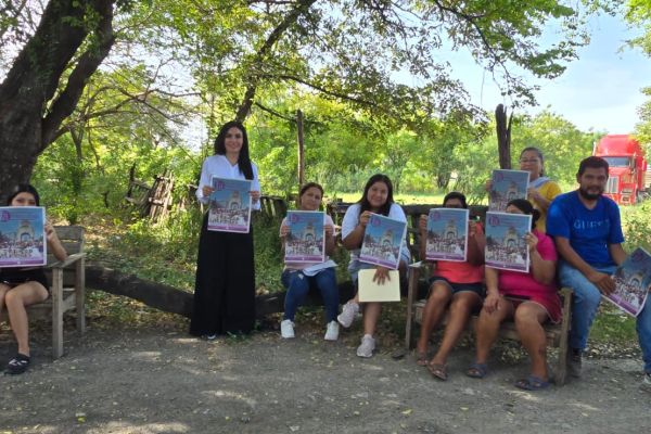 Astrid Sontoya recorre colonias y comunidades para escuchar al pueblo mantense