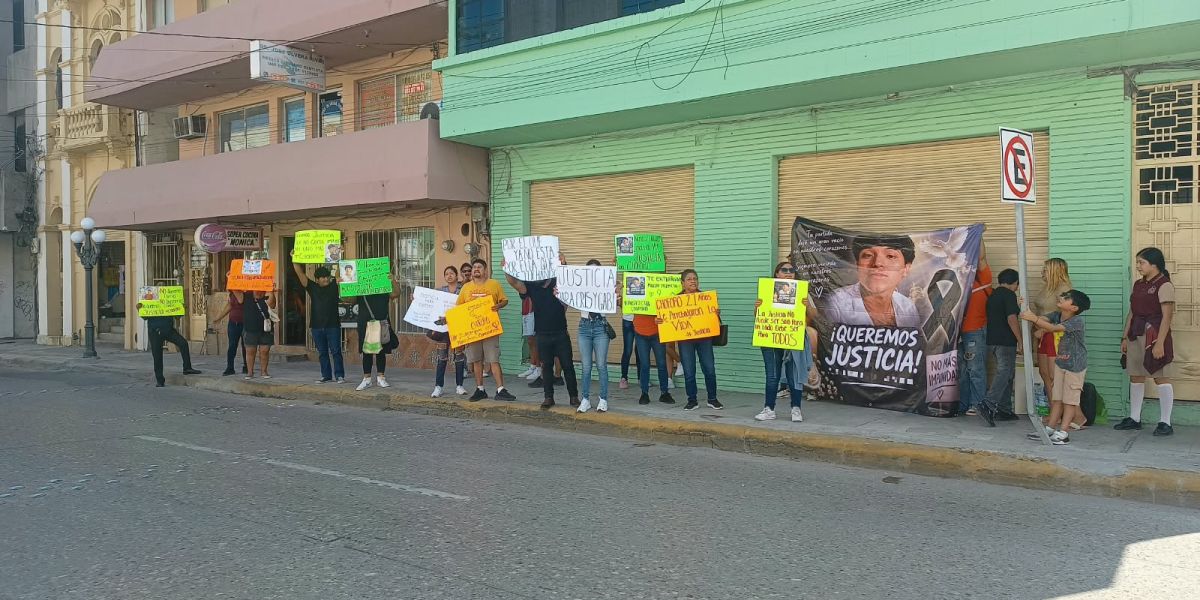 Exigen justicia para Chóforo; protestan ante Fiscalía de Tampico