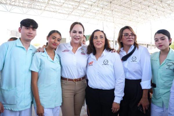 Carmen Lilia fortalece apoyo a universitarios con beca para titulación profesional