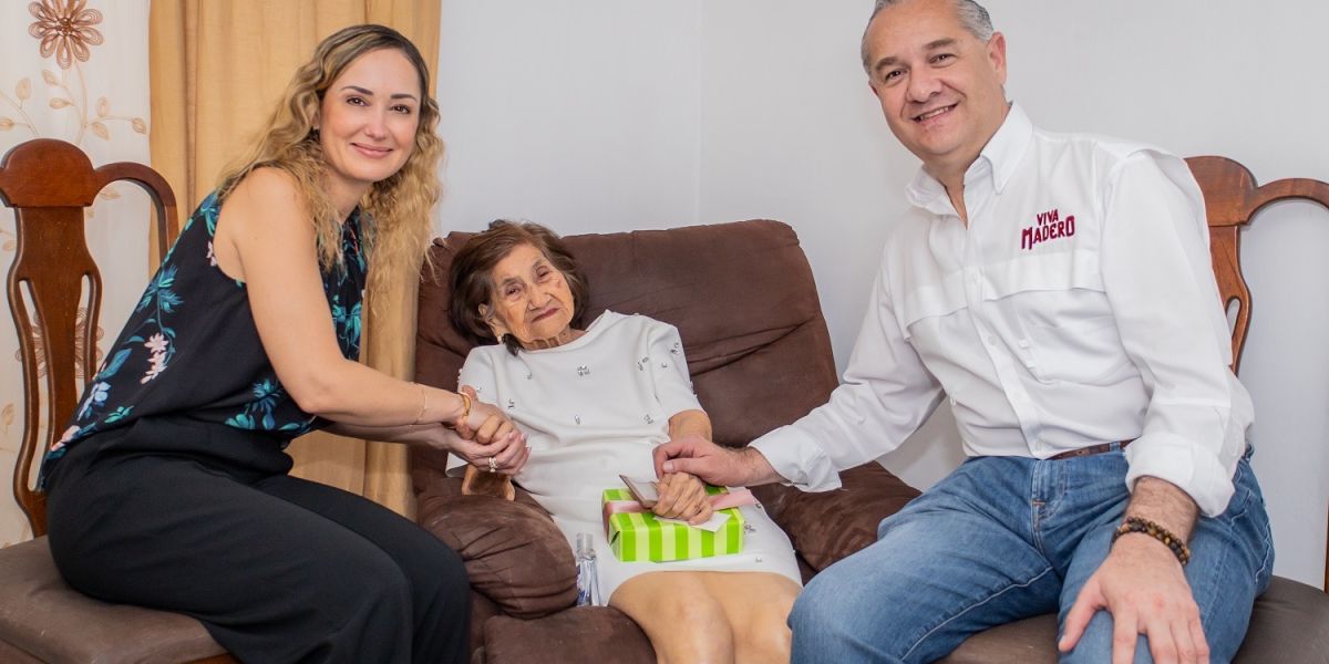 Adrián Oseguera visita a abuelita centenaria en la colonia Vicente Guerrero