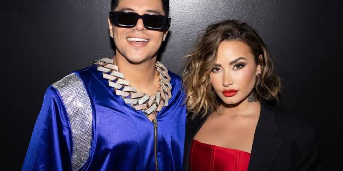 Grupo Firme y Demi Lovato cantan juntos en vivo “Chula”