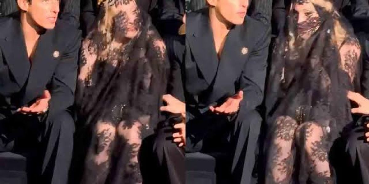 Lo trae de accesorio; Madonna reaparece con Alberto Guerra en desfile de Dolce & Gabanna