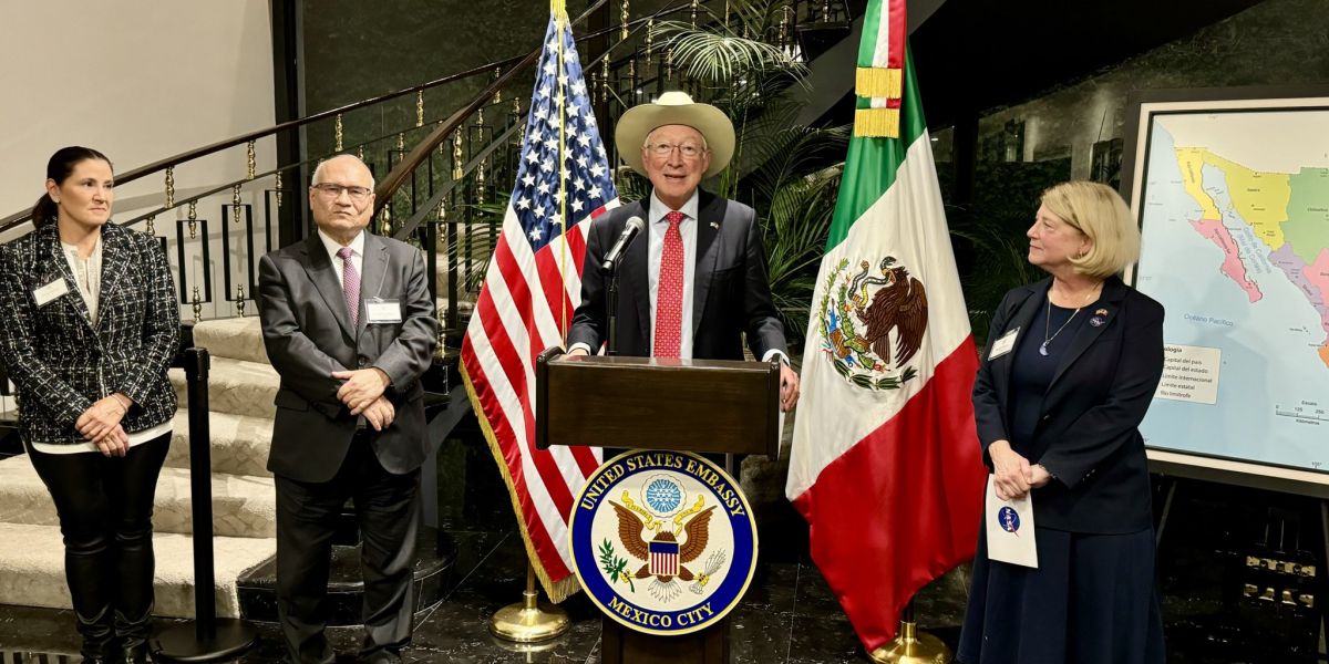 Ken Salazar evita la polémica entre Sheinbaum y Trump