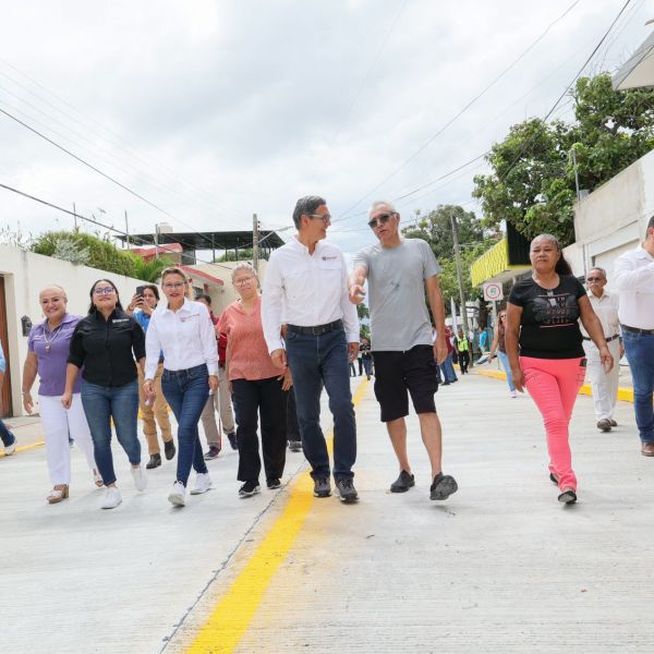 Inaugura Erasmo González obra de pavimentación en la colonia Benito Juárez