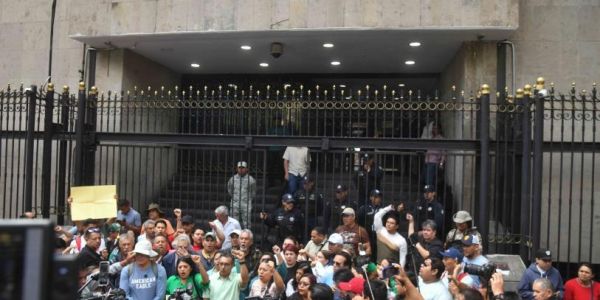 Gobierno cede más con CNTE; le ofrece aseguradora pública