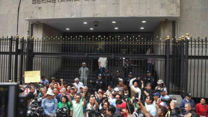 Gobierno cede más con CNTE; le ofrece aseguradora pública