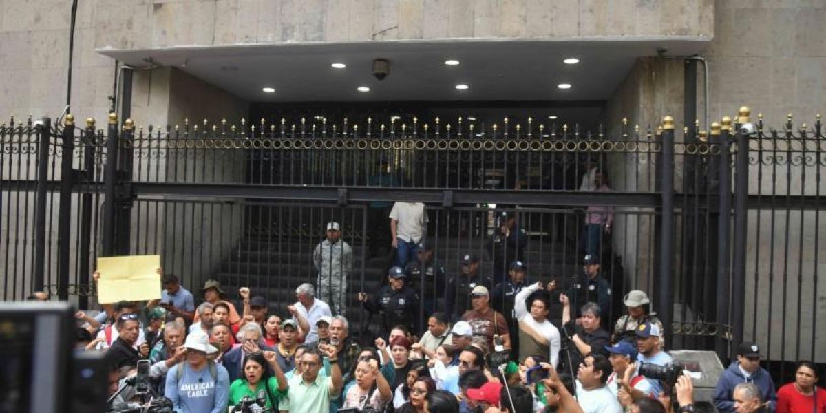 Gobierno cede más con CNTE; le ofrece aseguradora pública