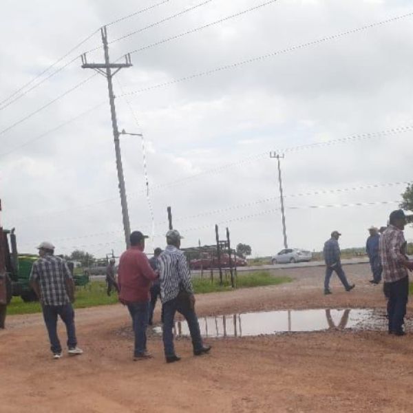 Bloquean carretera en San Fernando; exigen apoyos ante crisis del sorgo