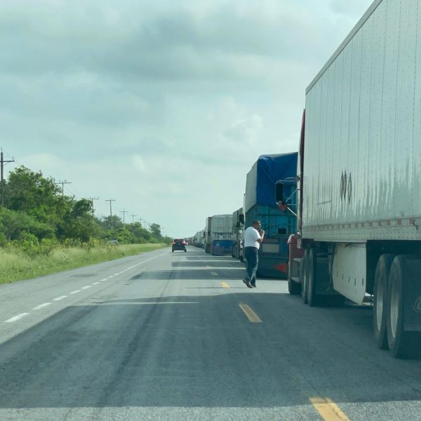 Bloqueo cumple 24 horas: carretera Victoria-Matamoros colapsada en ambos sentidos