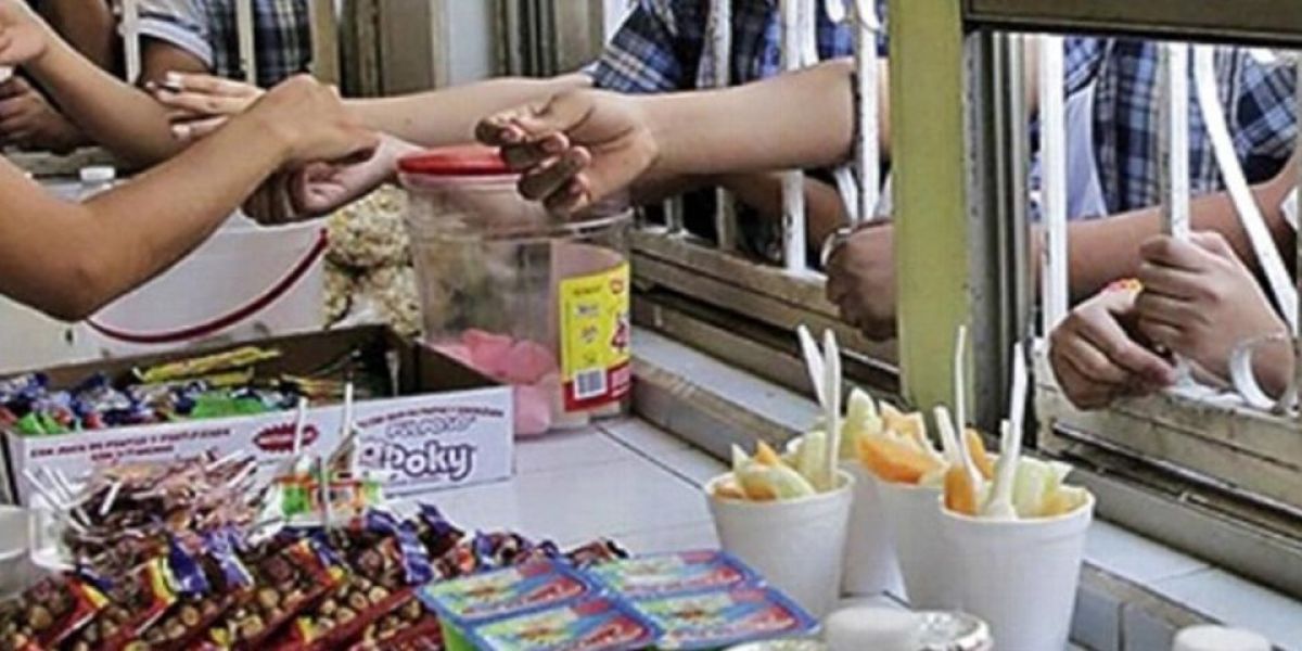 Cierran 50 tienditas escolares en Victoria por vender comida chatarra