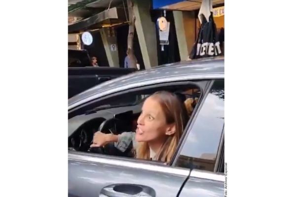 Arrojan líquidos e insultan  a ‘Lady Racista’