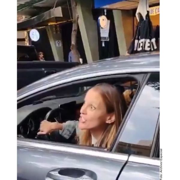 Arrojan líquidos e insultan  a 'Lady Racista'