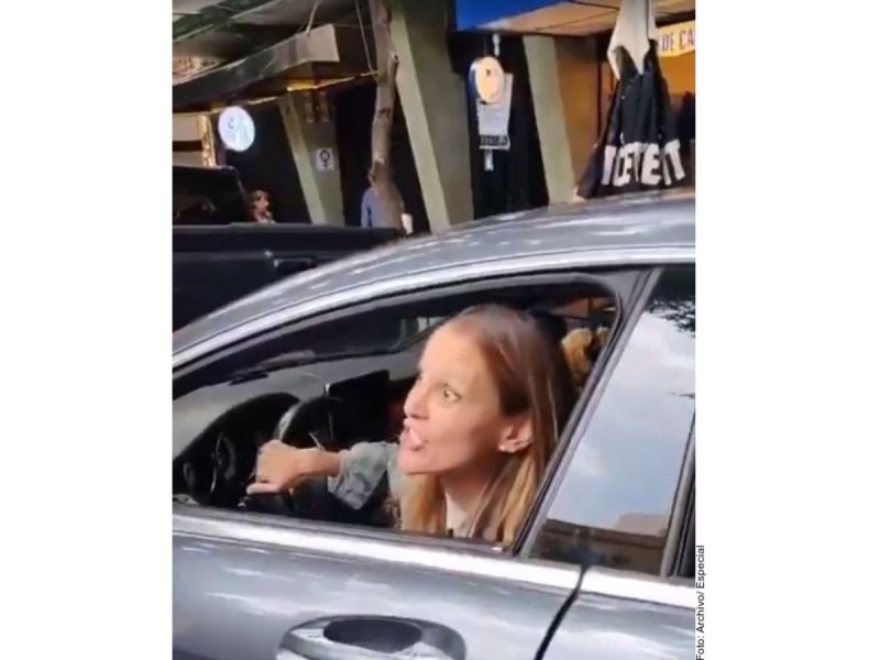 Arrojan líquidos e insultan  a ‘Lady Racista’
