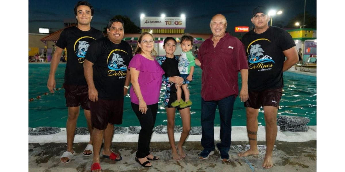 La presidenta del organismo, C.P. Rossy Luque de Martínez, supervisa clases de natación en el Parque Acuático Altamira