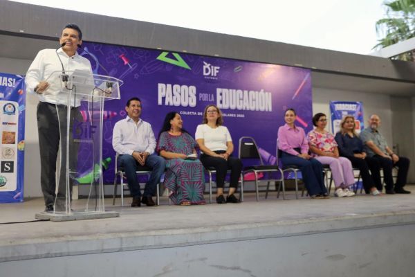 Entregan Lalo y Lucy 2,500 kits escolares del programa Pasos por la Educación 2025