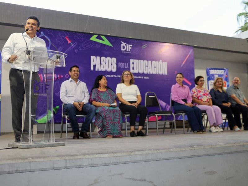 Entregan Lalo y Lucy 2,500 kits escolares del programa Pasos por la Educación 2025