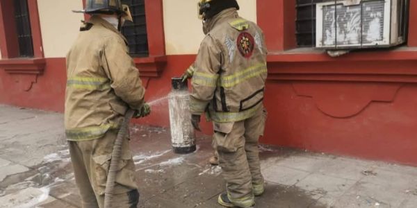 Evacuan  escuela primaria por flamazo en tanque de gas
