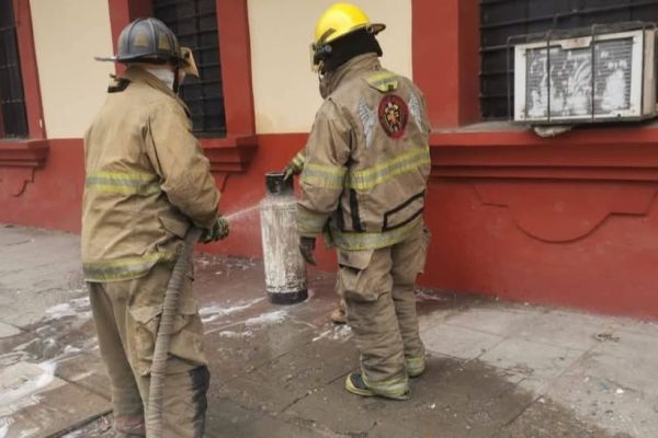 Evacuan  escuela primaria por flamazo en tanque de gas