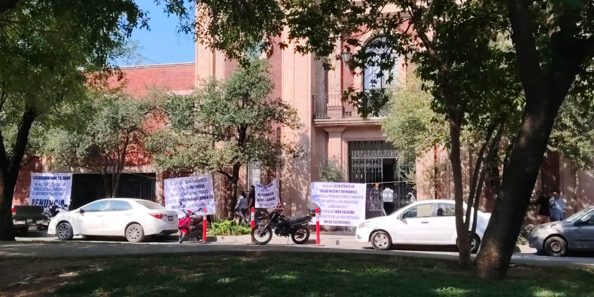 Colocan mantas en la Secretaría de Salud  exigendo la renuncia del director jurídico