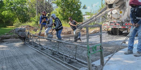 Supervisa Lalo Gattás pavimentación con concreto hidráulico en la colonia Sierra Madre