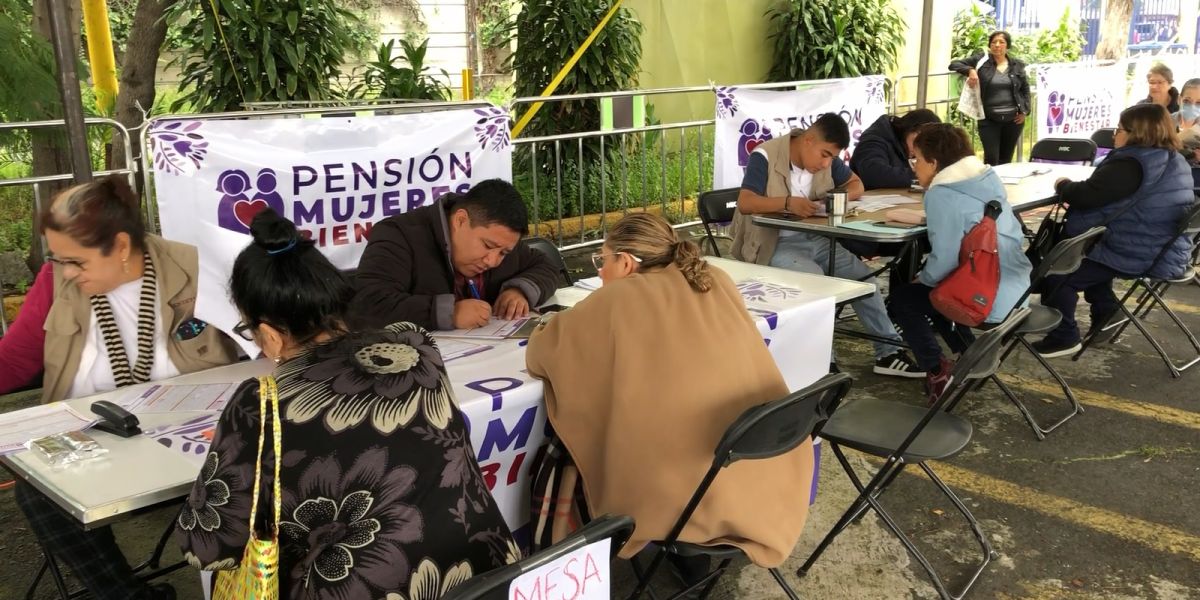 Entregan tarjetas de Bienestar a mujeres de 60 a 64 años