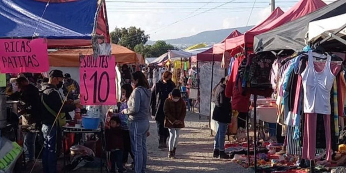 Albañiles sin trabajo se refugian en los tianguis