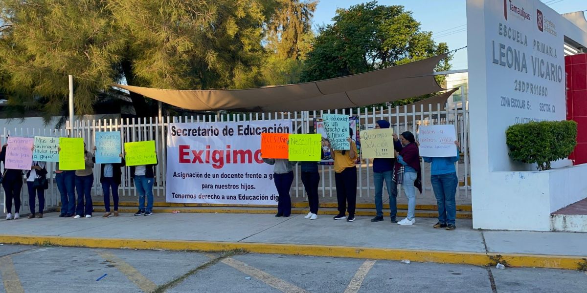Falta de maestros provoca protesta de padres en Escuela Leona Vicario