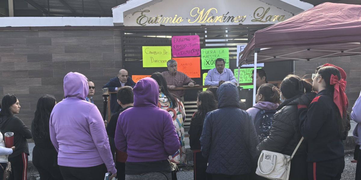 Padres cierran primaria Eutimio Martínez Lara; exigen cambio de dirección