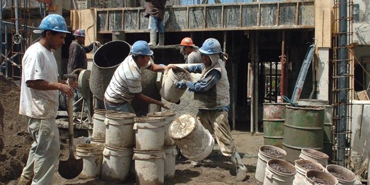 Albañiles se lanzan a las redes para “rescatar”  su Navidad y asegurar el aguinaldo