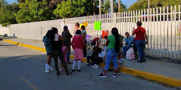 Cierran escuela en demanda de director; denuncian caos e indisciplina