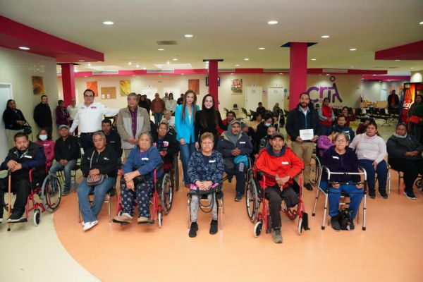 Carmen Lilia y sistema DIF entregan aparatos funcionales y reciben donativo de 100 sillas de ruedas para personas con discapacidad