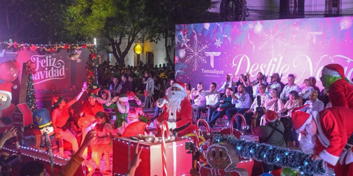 Con desfile navideño, disfrutan familias victorenses en el 17 Te Quiero Más