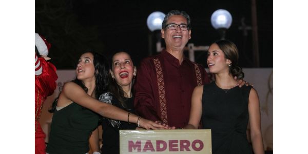 Familias maderenses viven fiesta de alegría con encendido del pino navideño