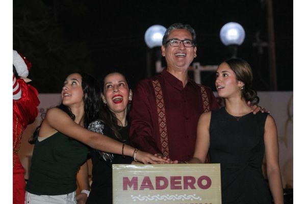 Familias maderenses viven fiesta de alegría con encendido del pino navideño